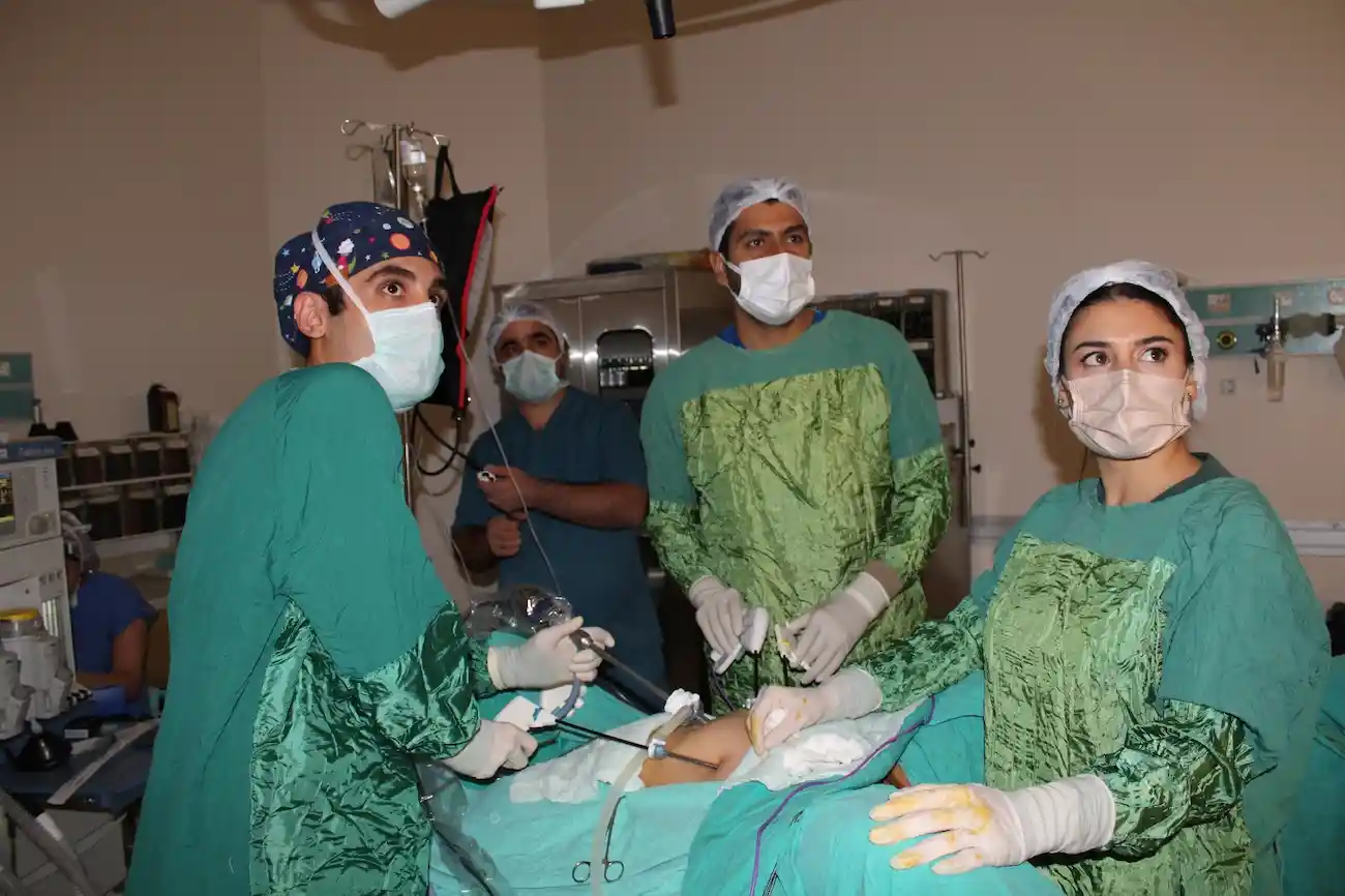 Rahim Sarkması Ameliyatı Kapalı Cerrahi Operasyon Görüntüsü - Doç. Dr. Cengiz Andan