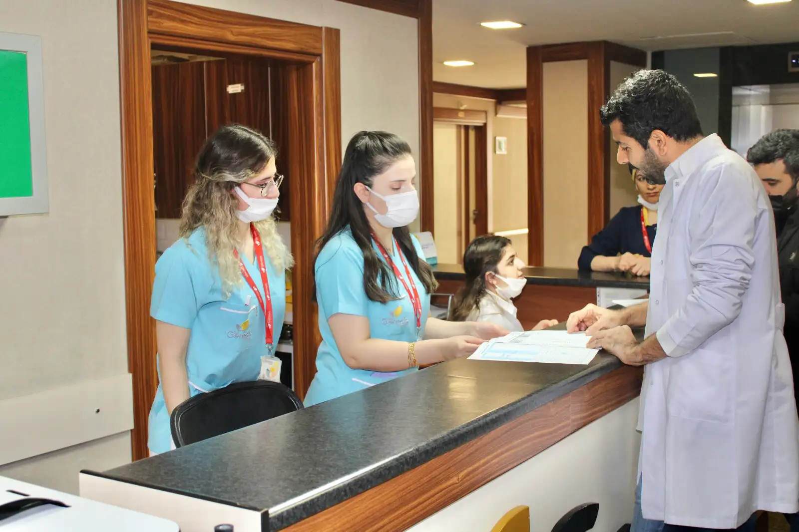 Recepción y atención de pacientes en Estambul - Profesor Titular Dr. Cengiz Andan